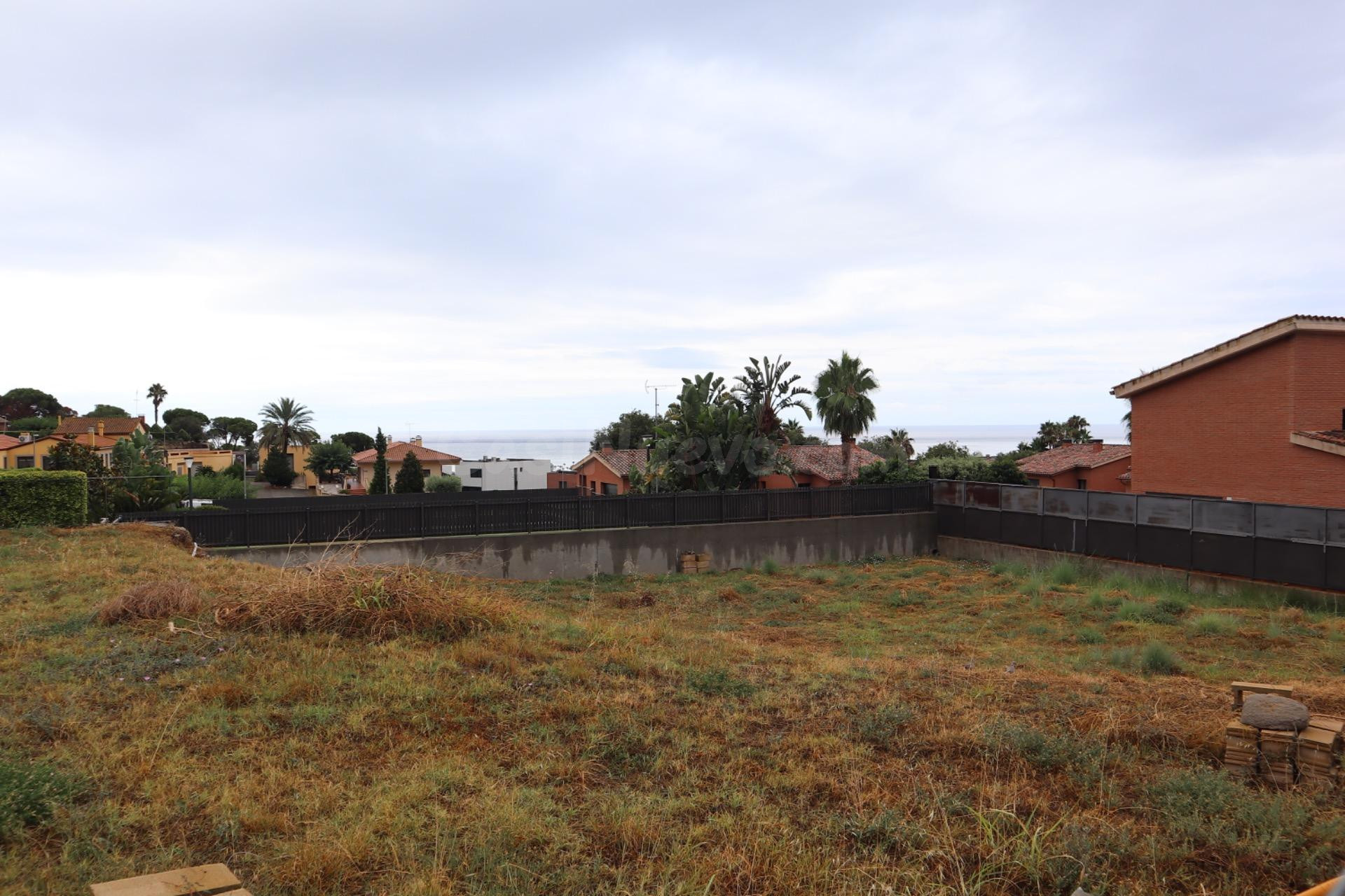 ¡Oportunidad Única! Terreno Premium en Can Quirze para Construir la Casa de tus Sueños