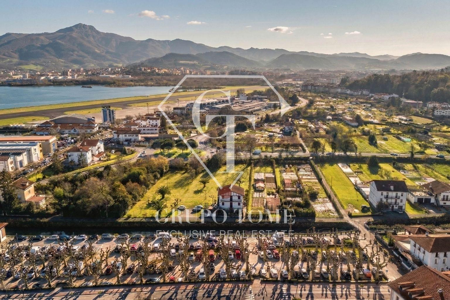Casa independiente en Hondarribia con 3 viviendas y gran potencial