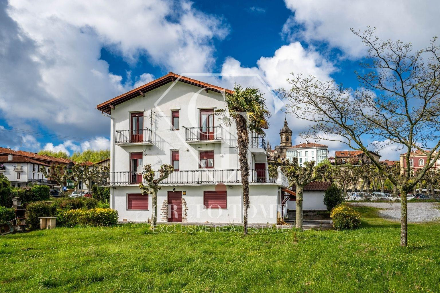 Casa independiente en Hondarribia con 3 viviendas y gran potencial - foto 2