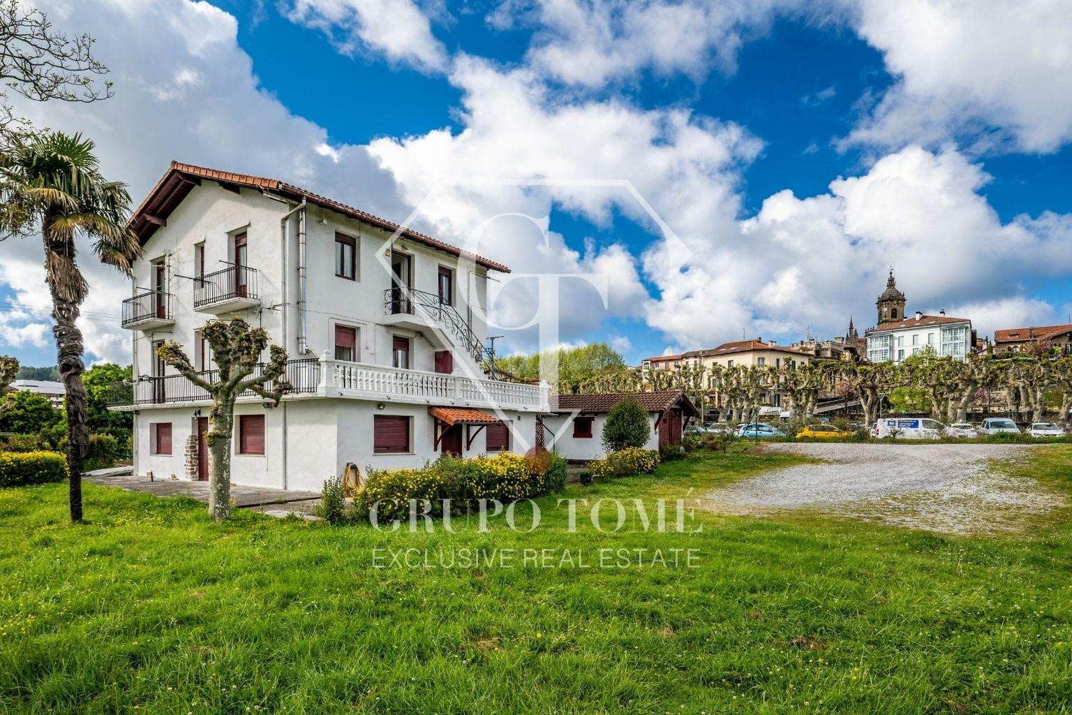 Casa independiente en Hondarribia con 3 viviendas y gran potencial - foto 3