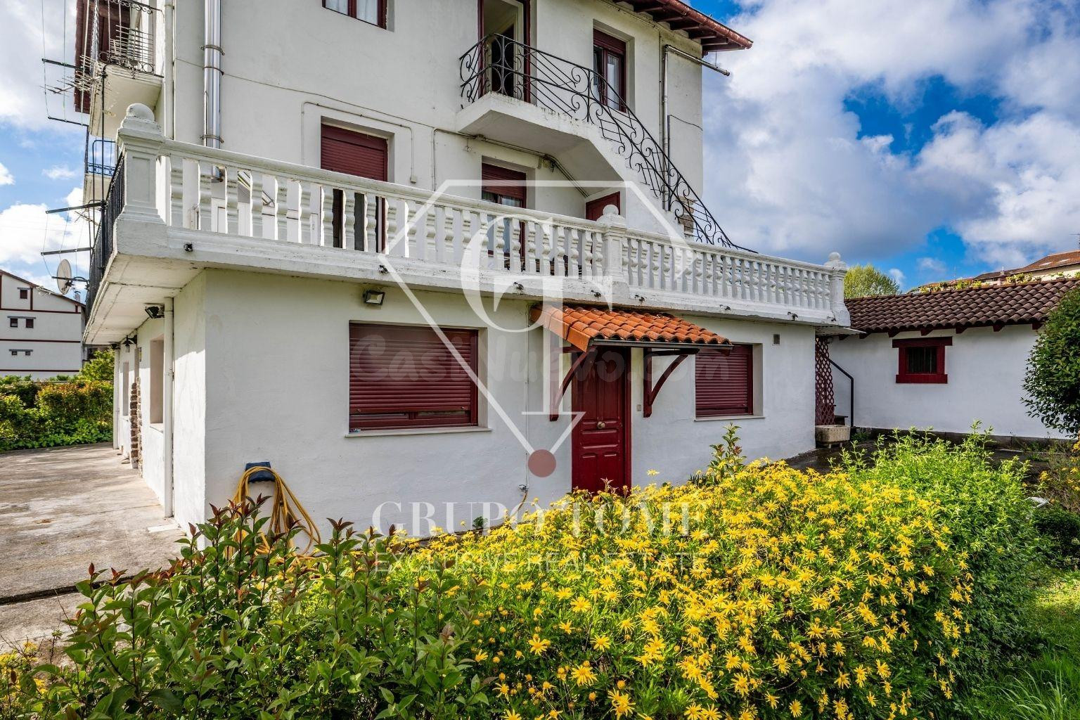 Casa independiente en Hondarribia con 3 viviendas y gran potencial - foto 5