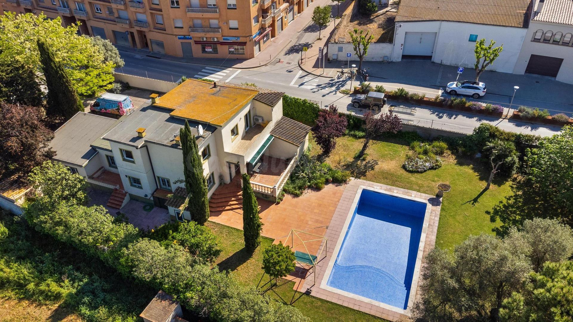 Gran casa con jardin y piscina privada en en centro de Sant Pere Pescador