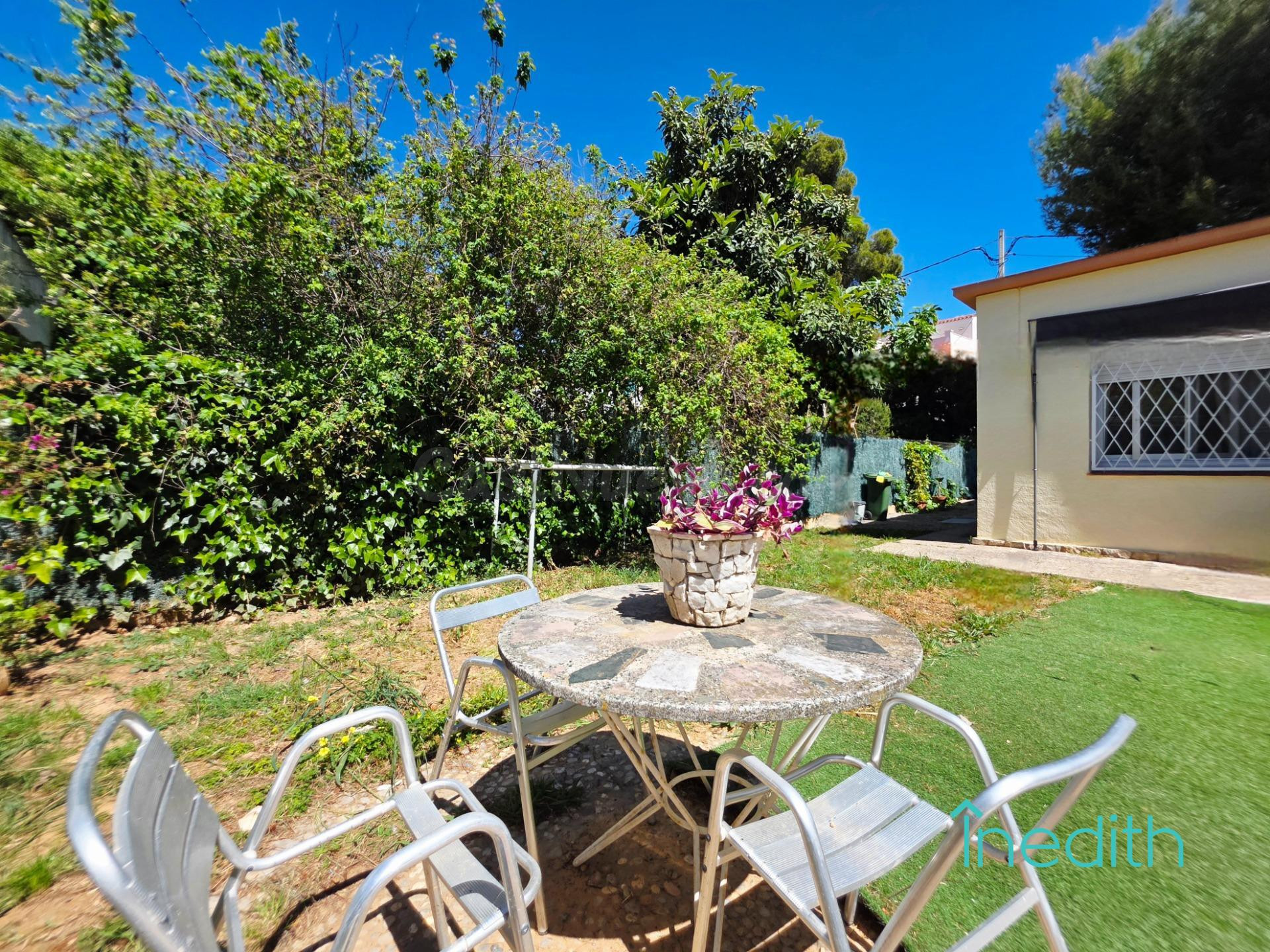 Casa acogedora de una planta en terreno plano. Urbanización cerca playa y servicios