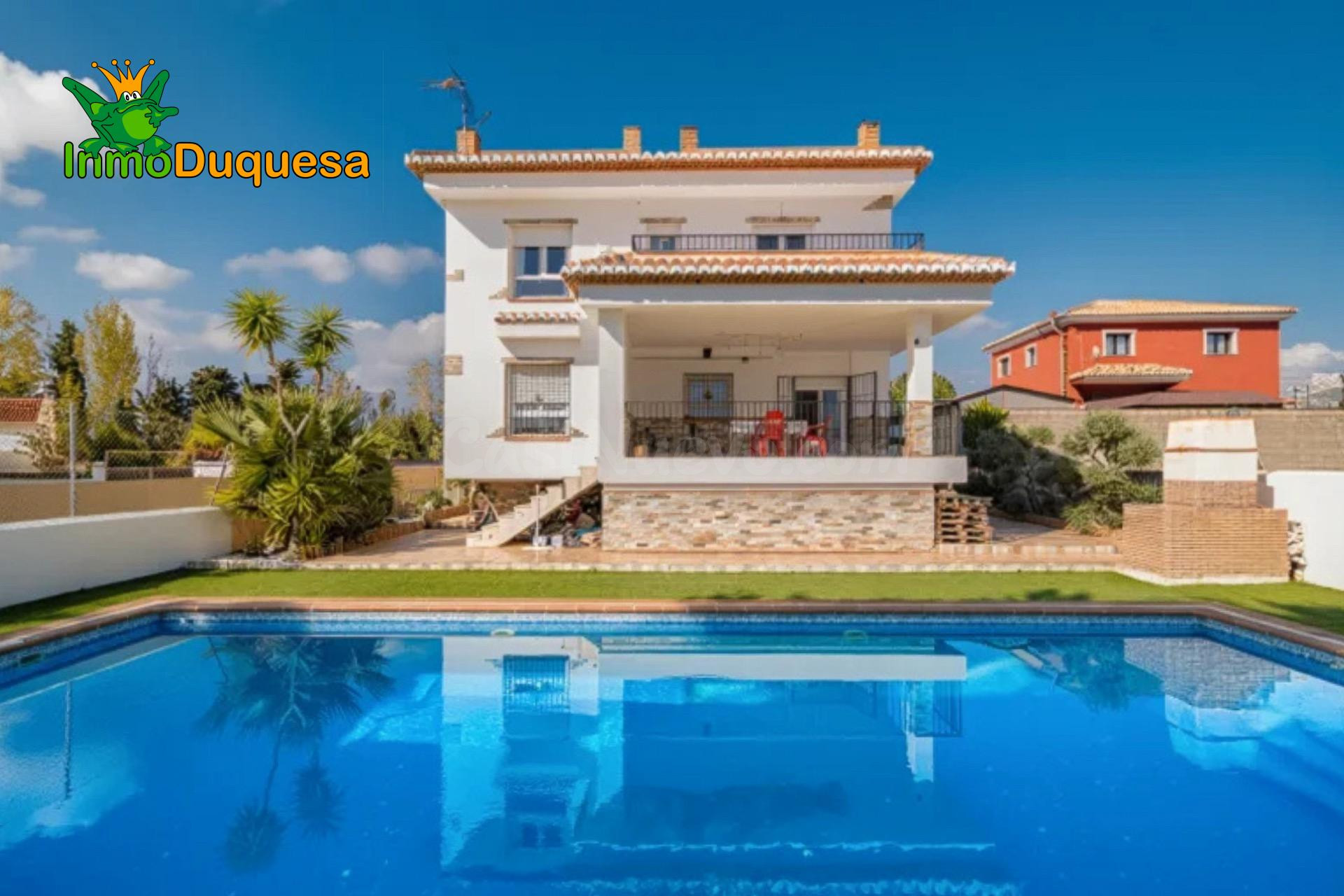 Chalet con primeras calidades en OTURA.