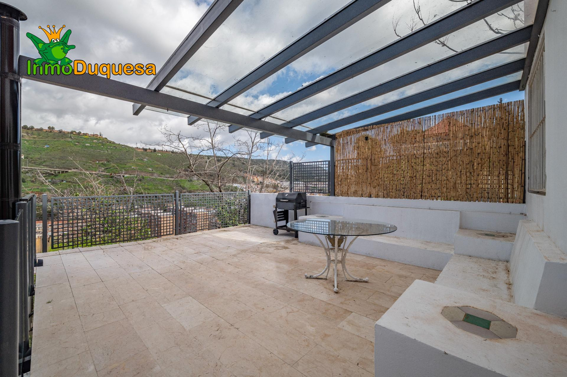Casa pareada en "Urb. El Serrallo" con 5 dorm.