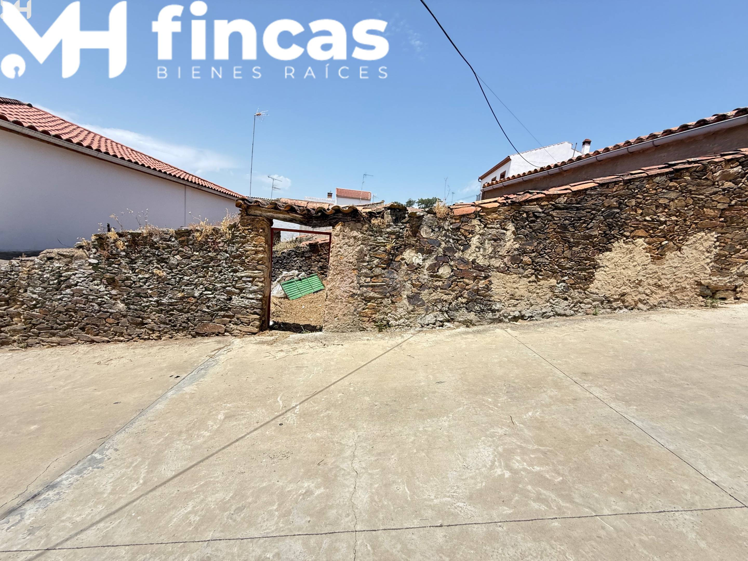 Casa de Piedra en Almonaster la Real: Rehabilitación o Nueva Construcción con Potencial Inversor