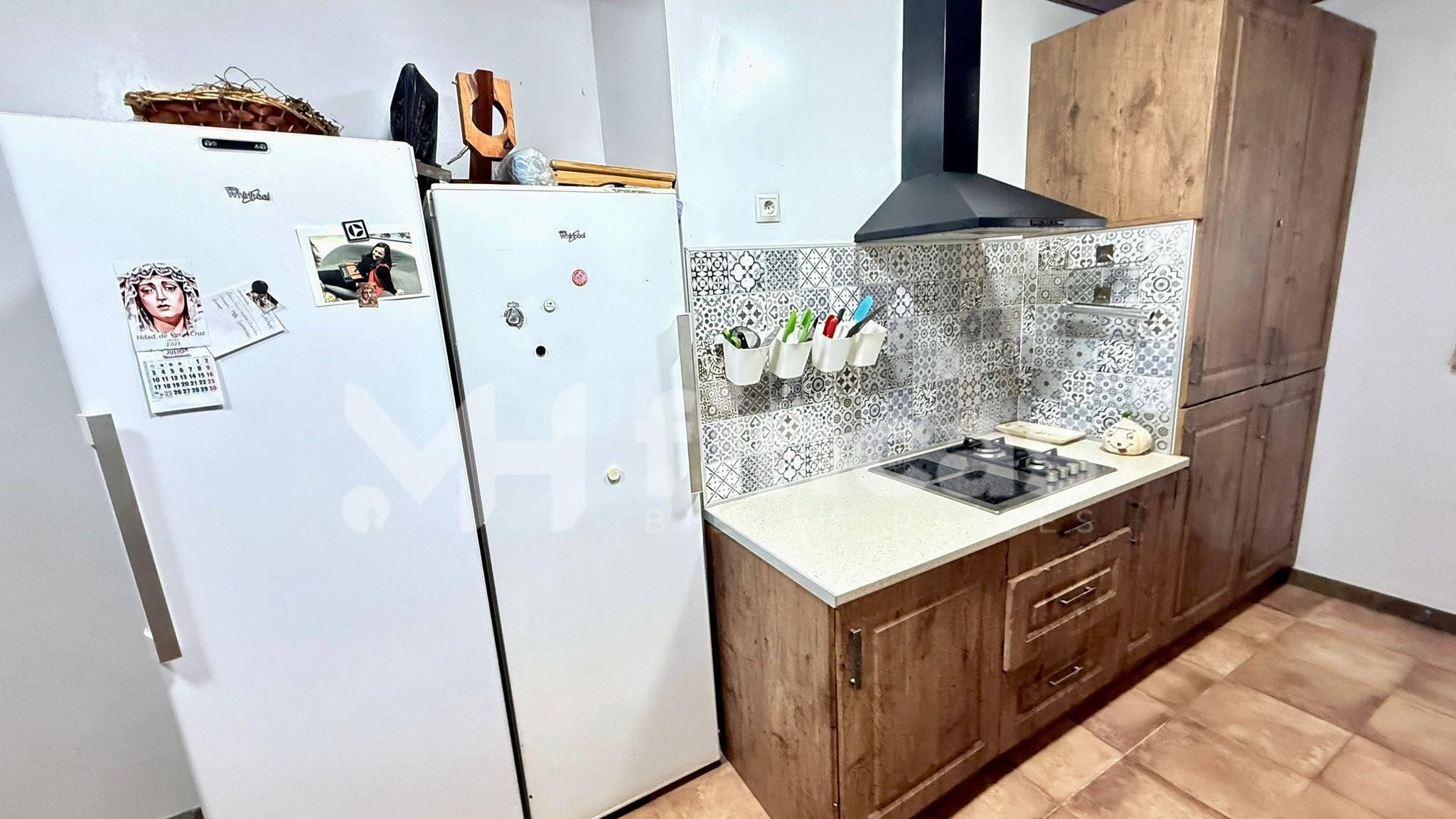 Finca rústica en Pilas con 8.500 m2, vivienda + nave, pozo y placas solares – oportunidad única 139.900
