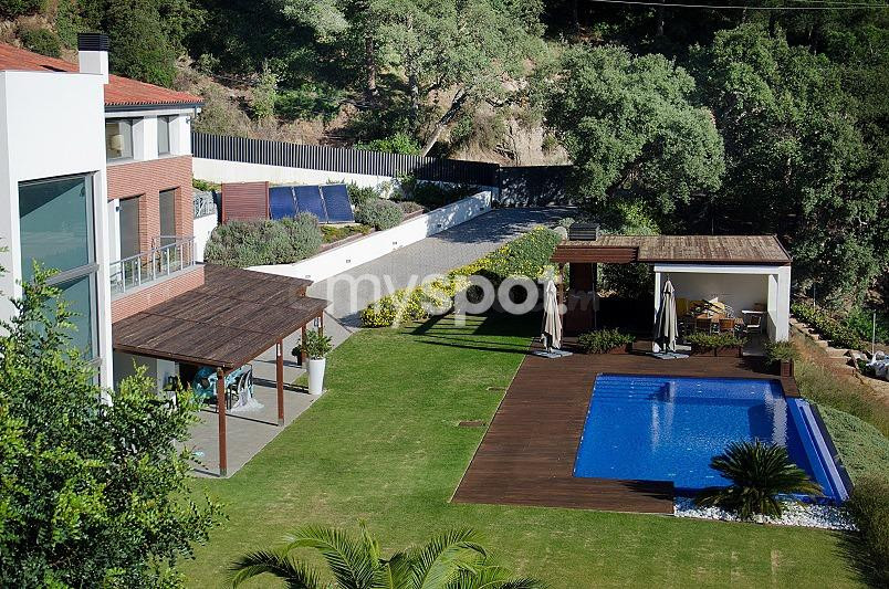 Villa moderna y de lujo con piscina infinita en zona discreta