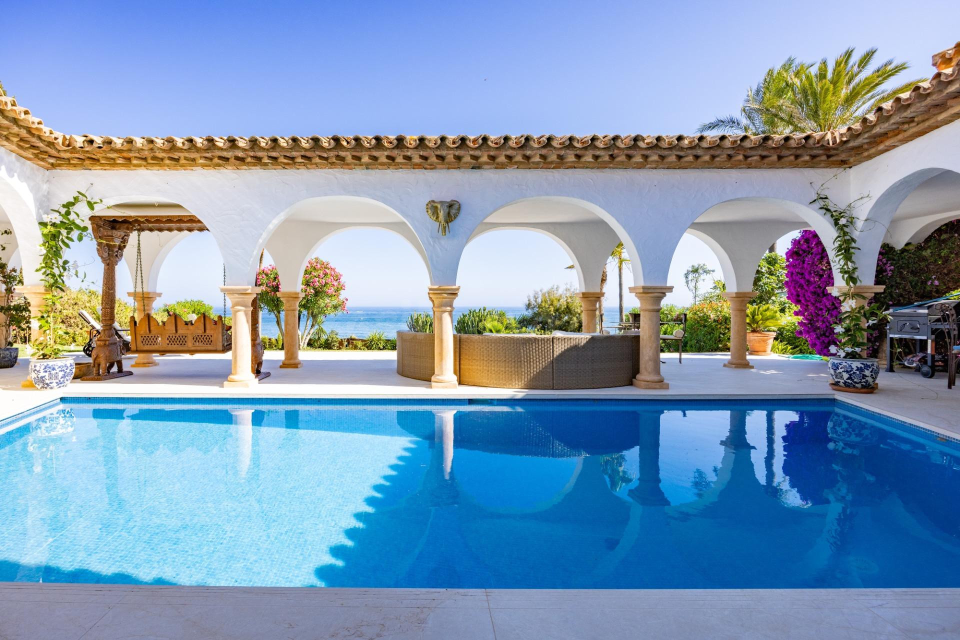 ESPECTACULAR VILLA DE LUJO EN ALQUILER EN 1ª LÍNEA DE PLAYA DE CABOPINO CON MARAVILLOSAS VISTAS AL MAR