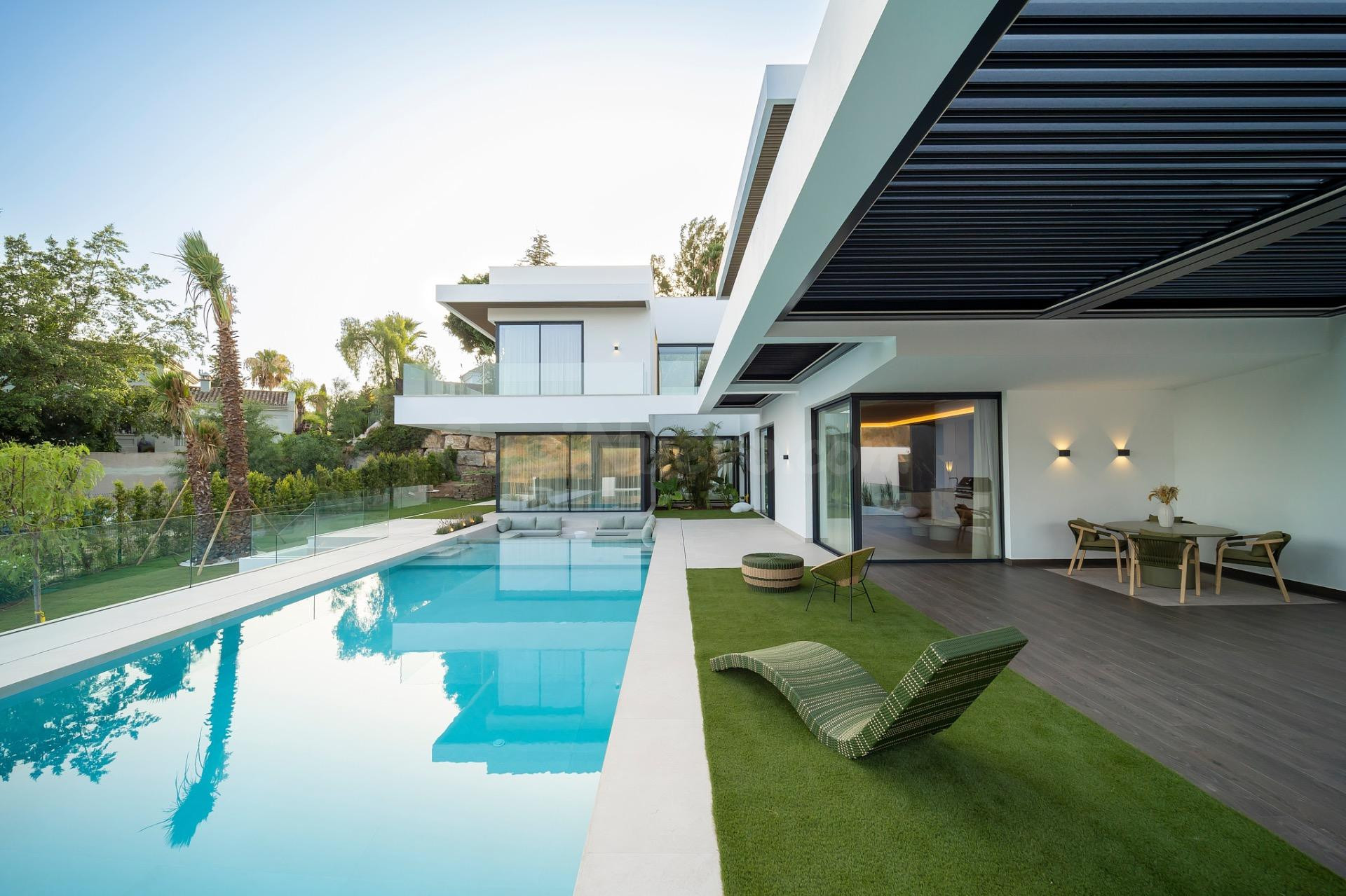 VILLA DE LUJO DE NUEVA CONSTRUCCIÓN TERMINADA EN ESTEPONA ZONA EL PARAISO