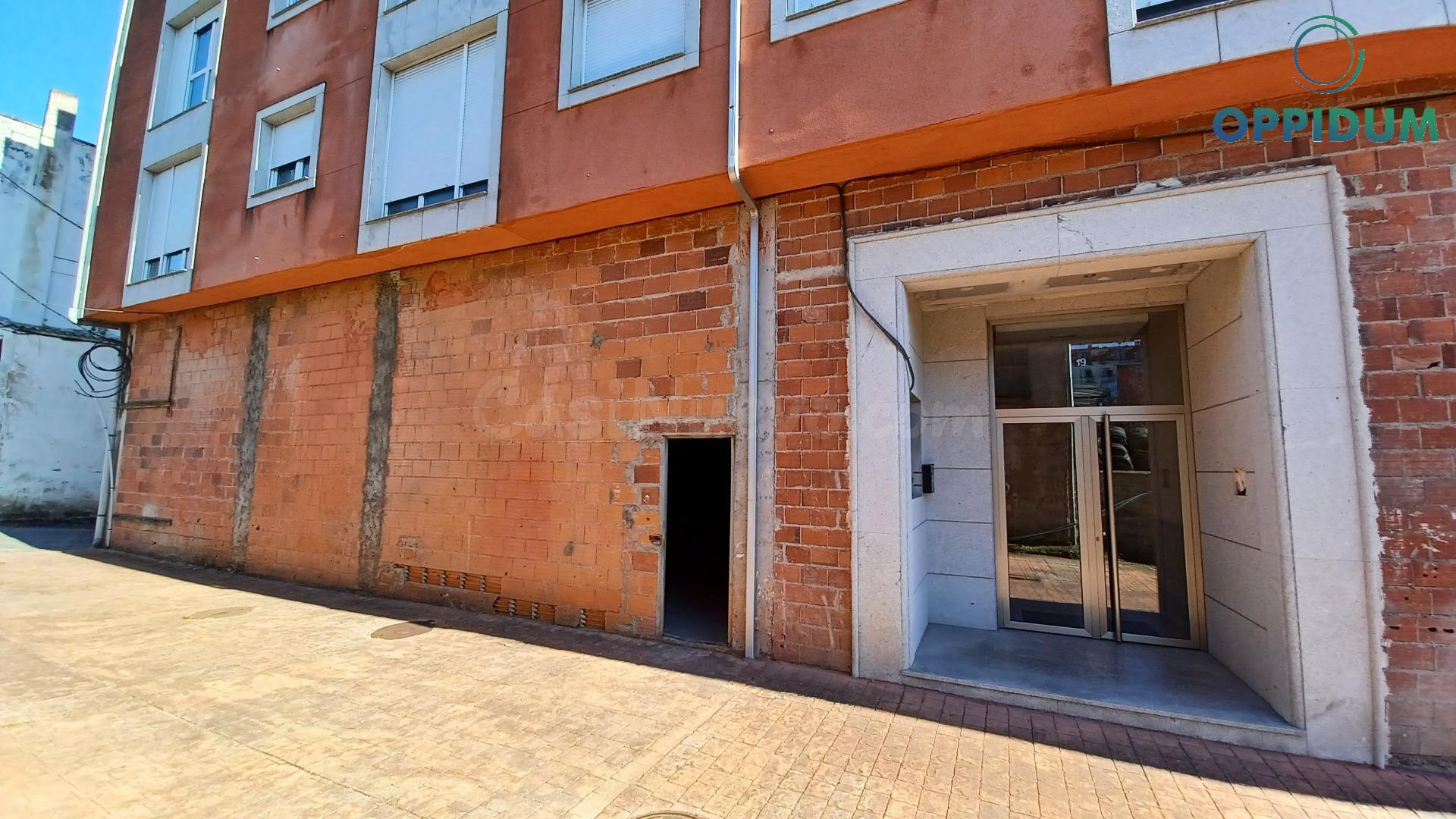 VENTA DE LOCAL COMERCIAL EN CARRAL – 342 m2 – FACHADA A 3 CALLES