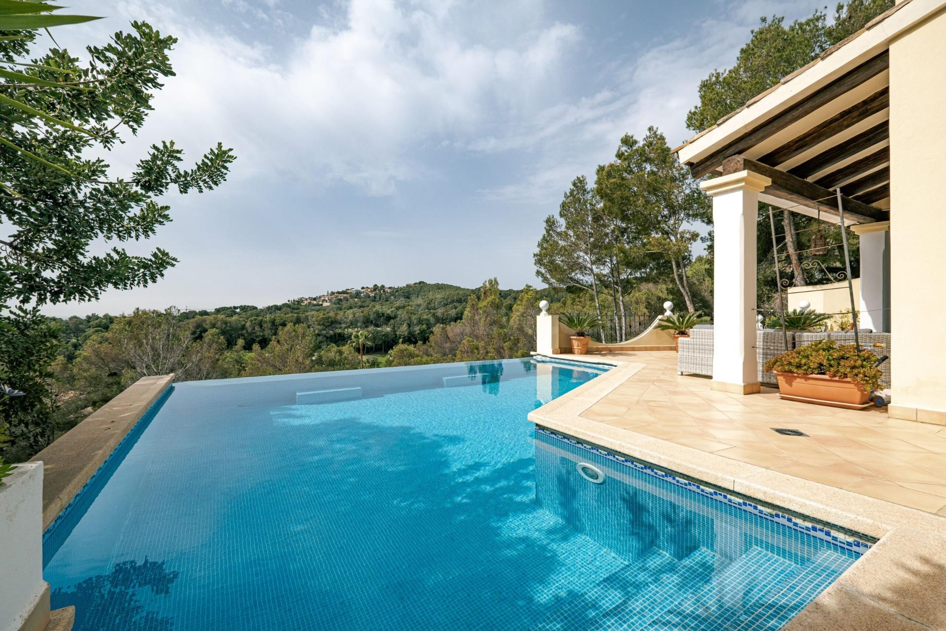 Encantadora villa mediterránea con vistas al golf y al mar en Bendinat