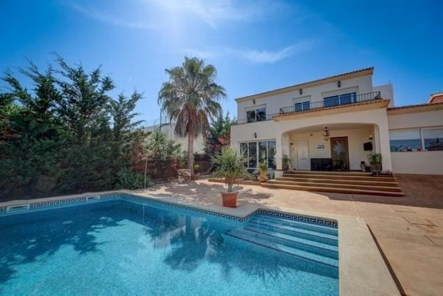 Refugio Exclusivo: Villa con piscina y vistas al mar en Cala Pi