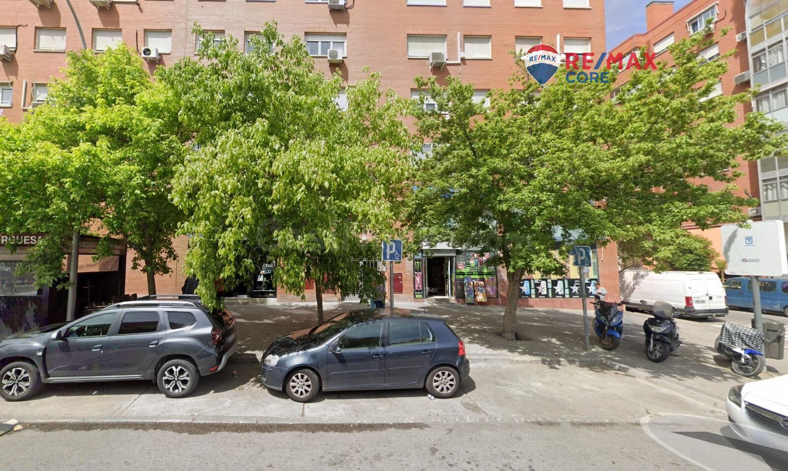 Amplio Garaje en Los Rosales, Madrid - Oportunidad Única