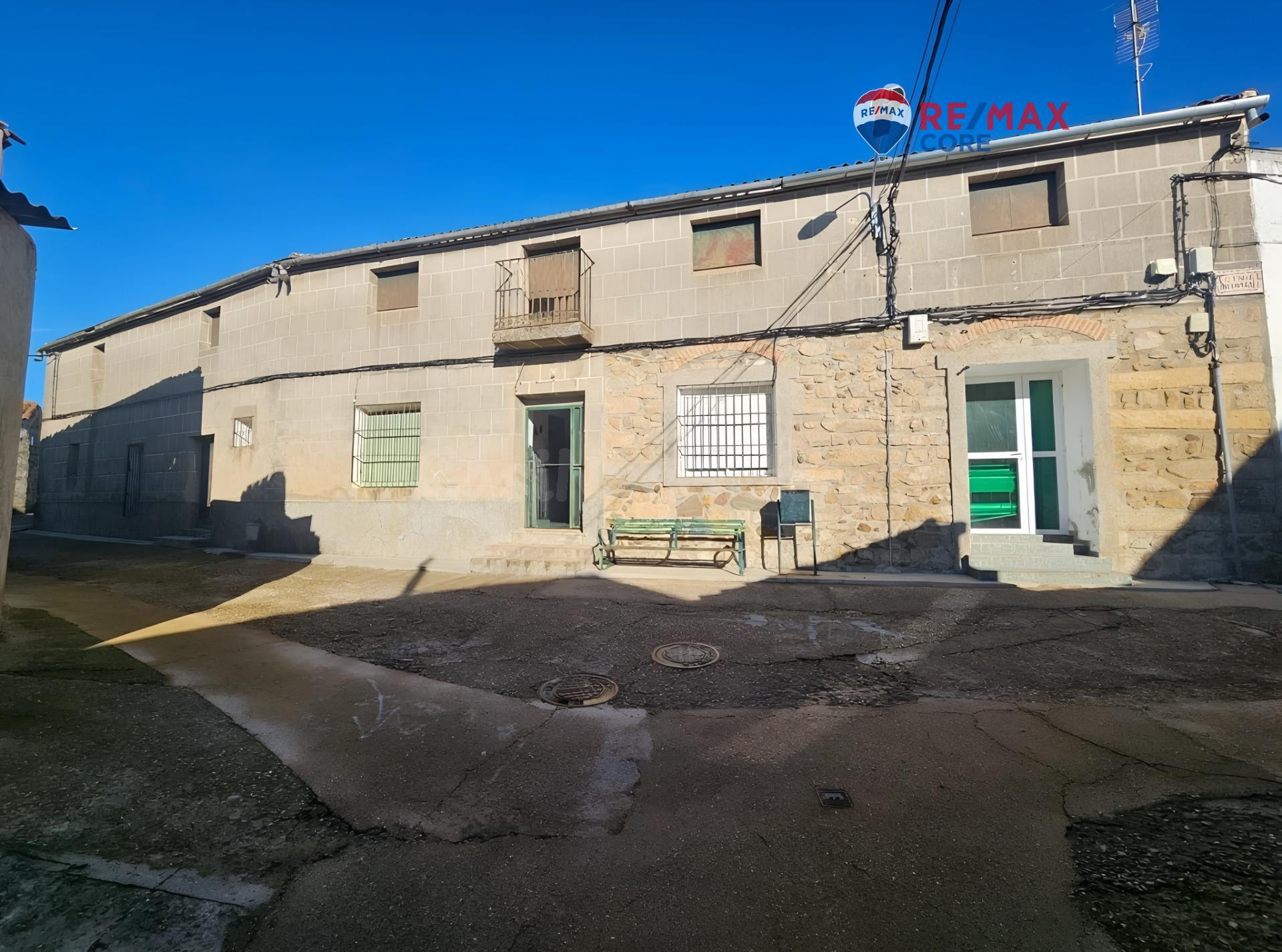 Casa grande: Oportunidad Única en el Corazón de Villamesias - foto 3