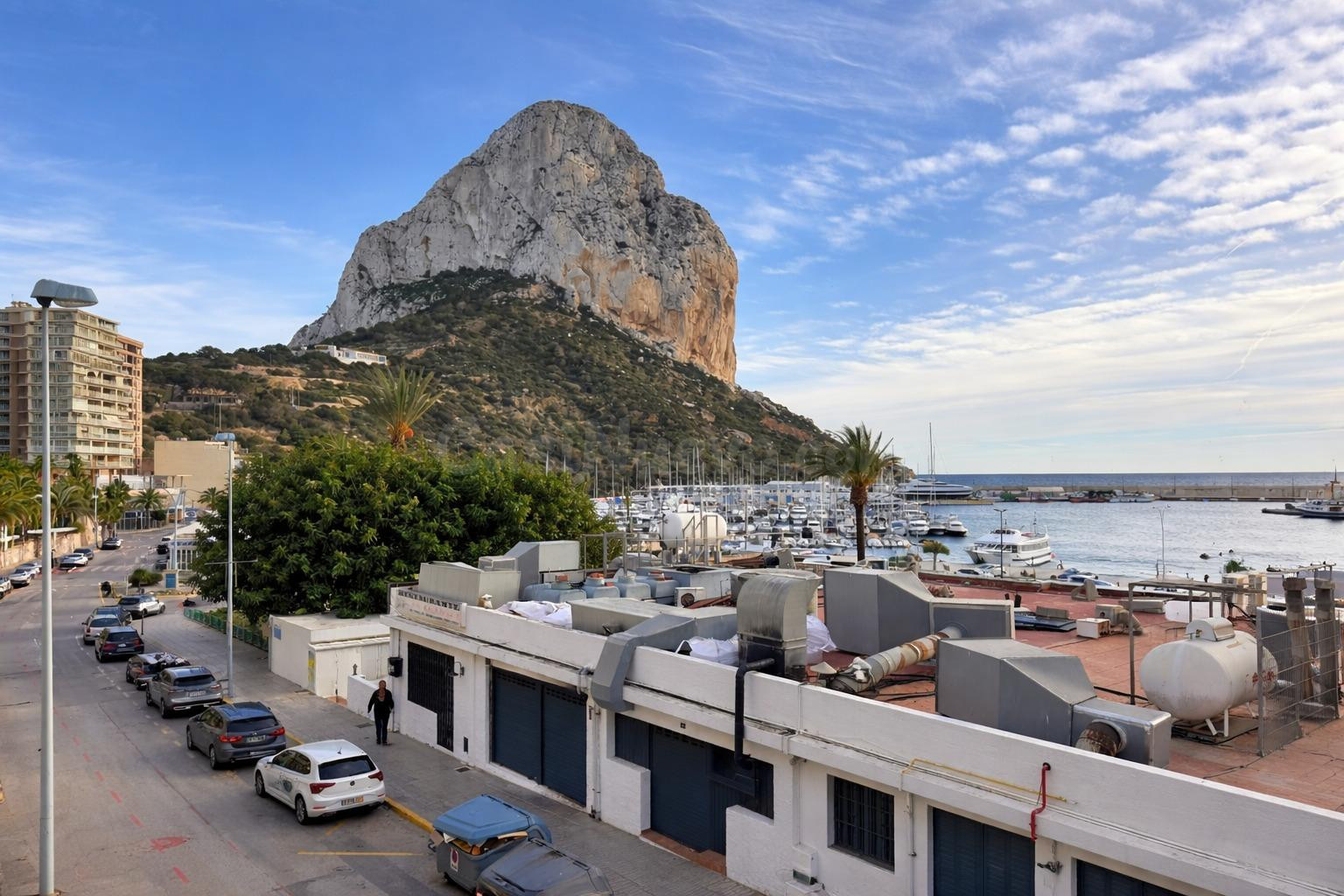 Piso reformado con vistas al mar junto al puerto pesquero de Calpe