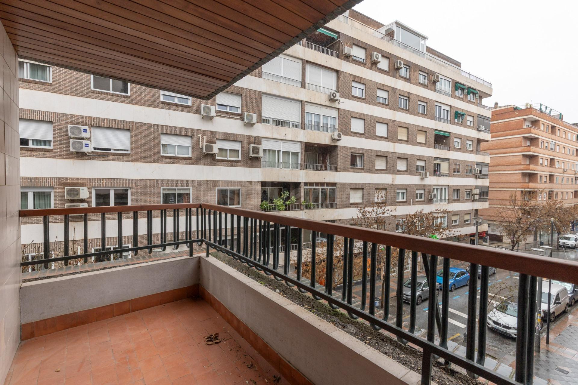 Piso en pleno centro de Granada con 2 plazas de garaje y trastero