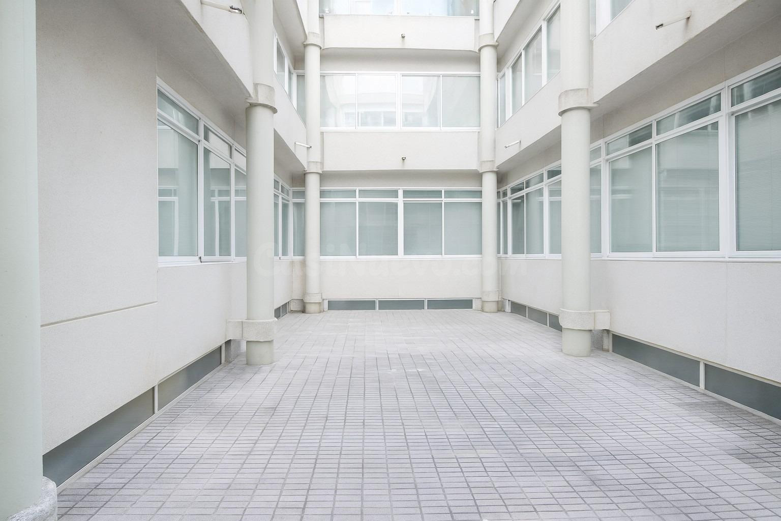 LOCAL COMERCIAL EN TRES CANTOS