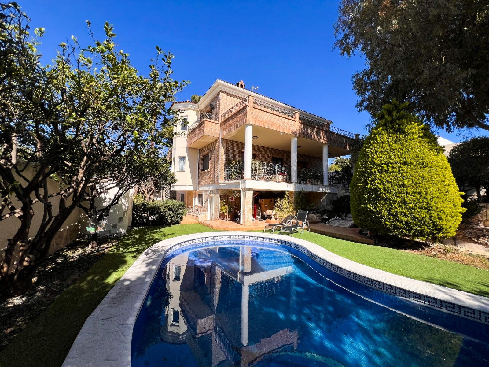 Magnífica villa, construida en 2005 y en excelente estado, sobre una parcela de 850 m2 con piscina privada.