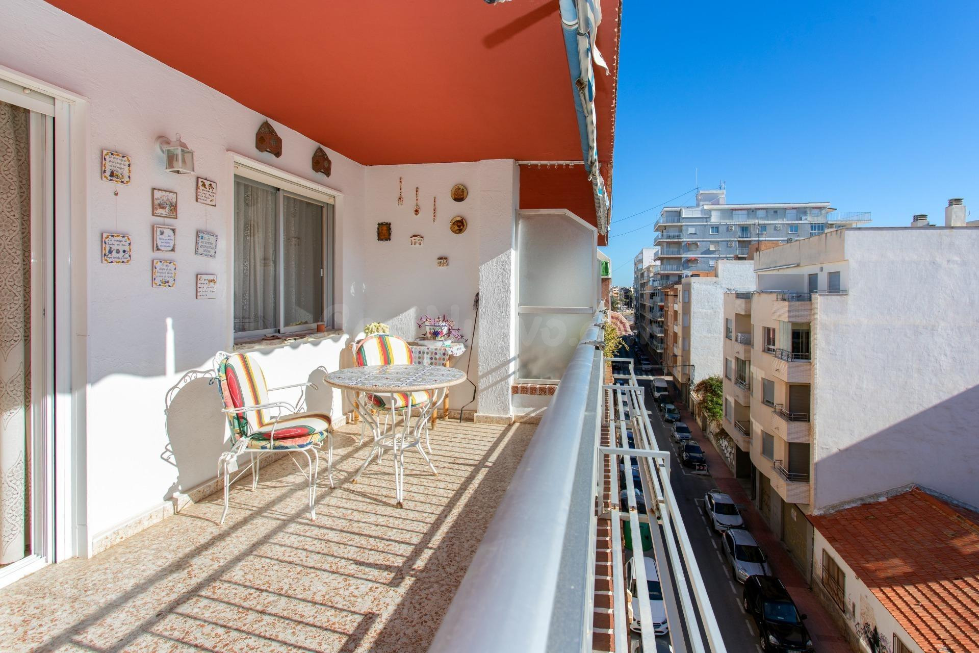 Ático luminoso y espacioso (aprox. 88 m2 – 4.ª planta) con amplio balcón orientado al sur, ¡a solo 100 m de Piscinas Naturales/Playa del Cura!
