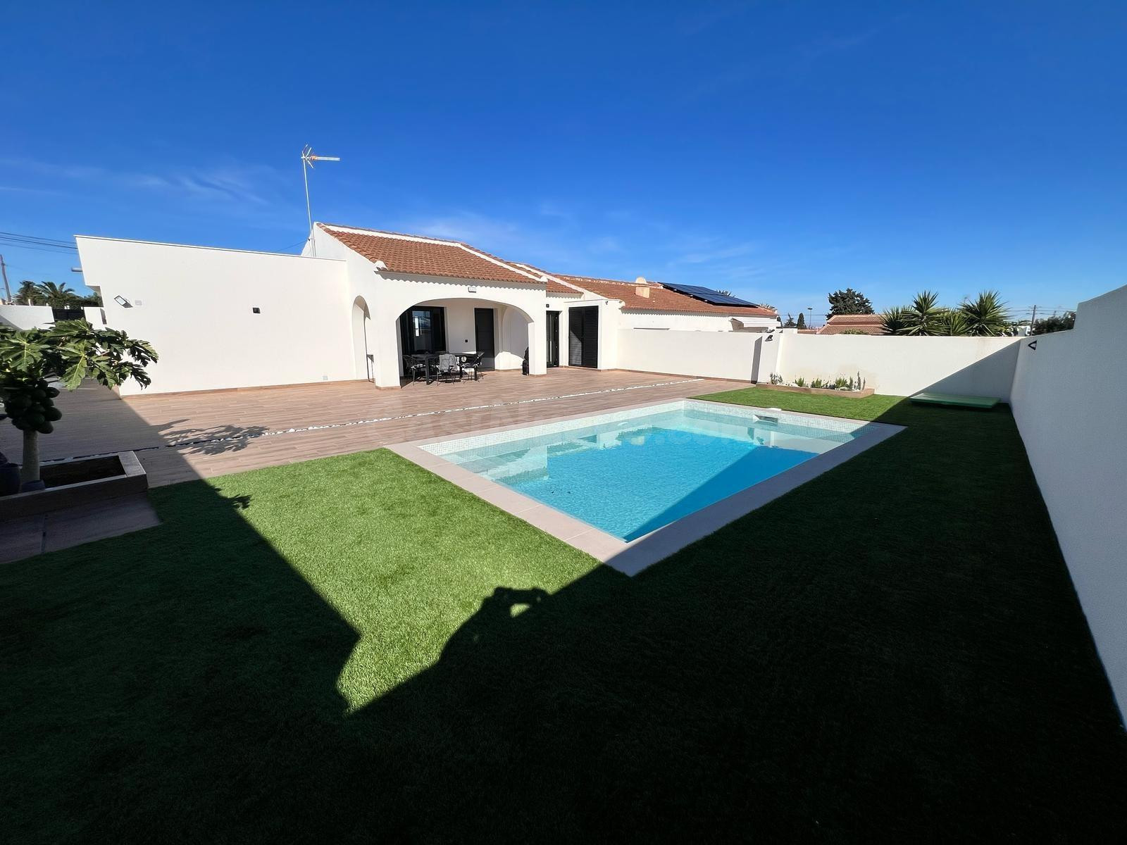 CHALET REFORMADO CON PISCINA EN LOS BALCONES