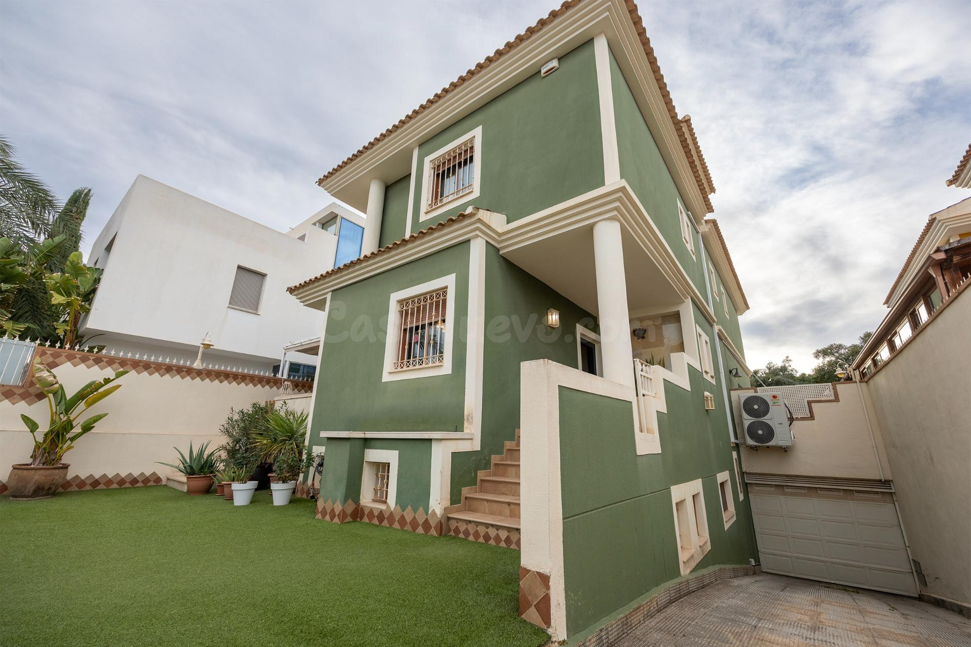 UN CHALET UNICO, CON PISCINA PRIVADA Y LA MEJOR UBICACCION EN ALICANTE