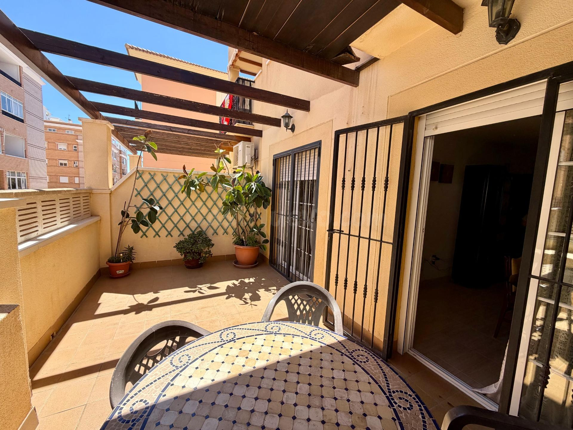 Piso reformado con terraza y piscina en Aguadulce Sur, a solo 5 minutos de la playa