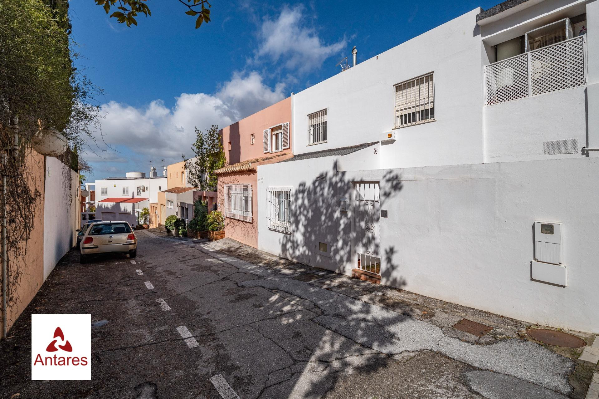 Exclusivo casa pareada en Urbanización El Serrallo