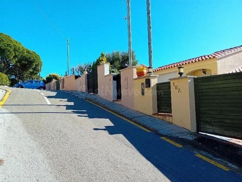 Se vende CASA ADOSADA OKUPADA en Calle Peixos 8 de Santa Susanna (Barcelona).