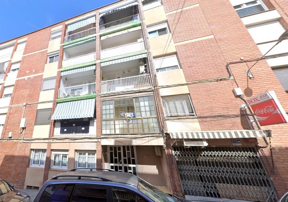 Se vende piso OKUPA en Calle Benet Margarit 18 de Olesa de Montserrat (Barcelona).
