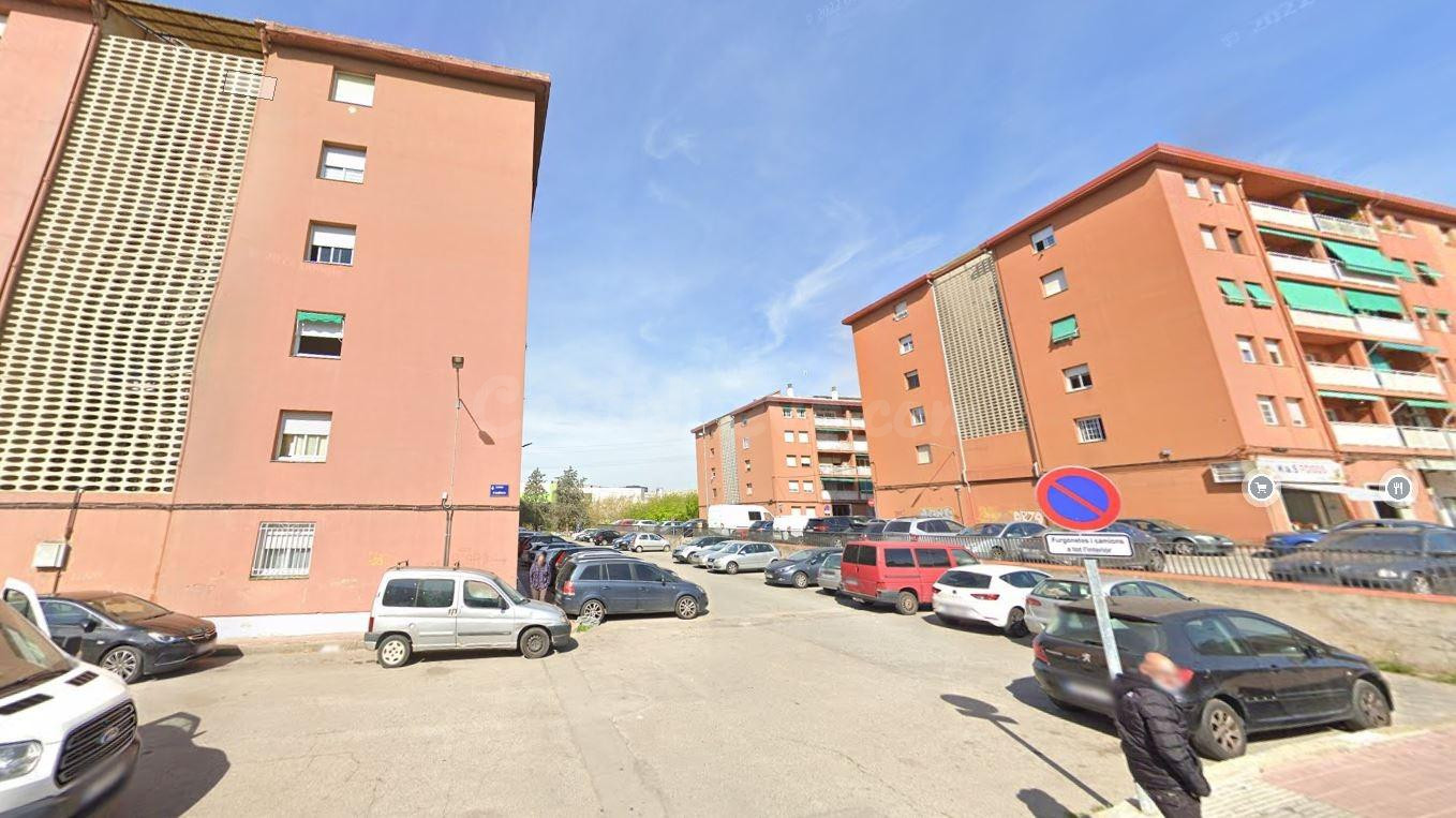 Se vende piso OKUPADO en Calle América 15 de Terrassa (Barcelona).