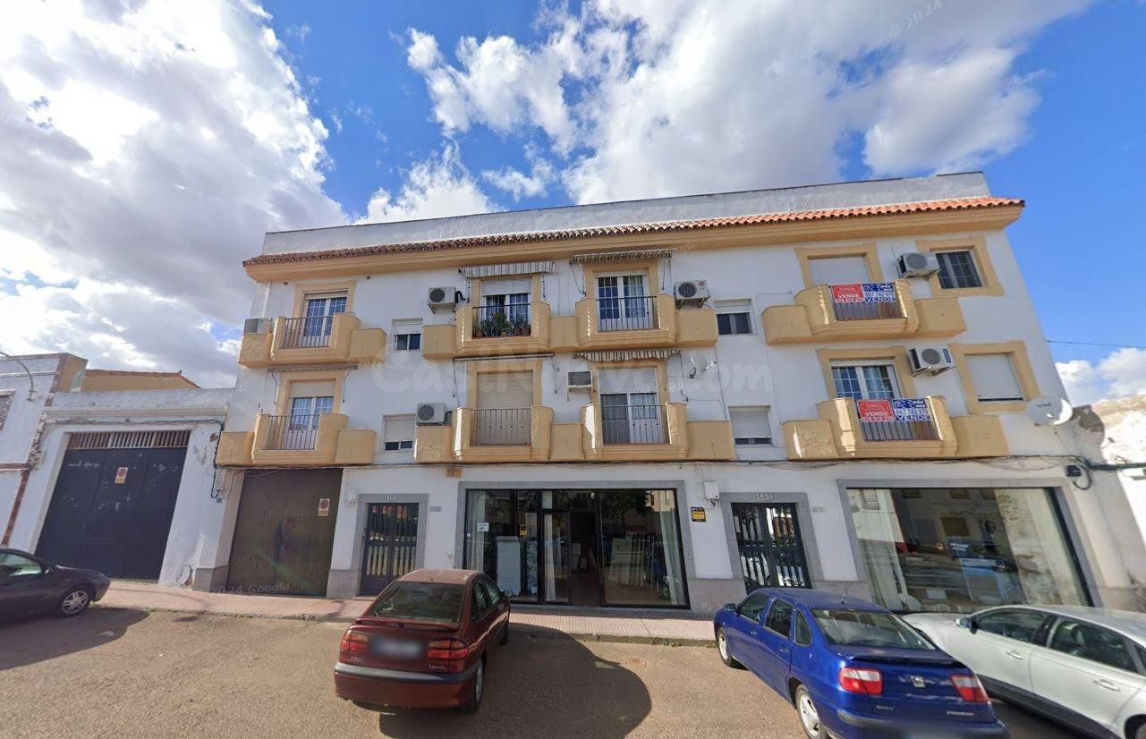 Se vende local OKUPA en Avenida Extremadura 145 de Santa Marta (Badajoz).