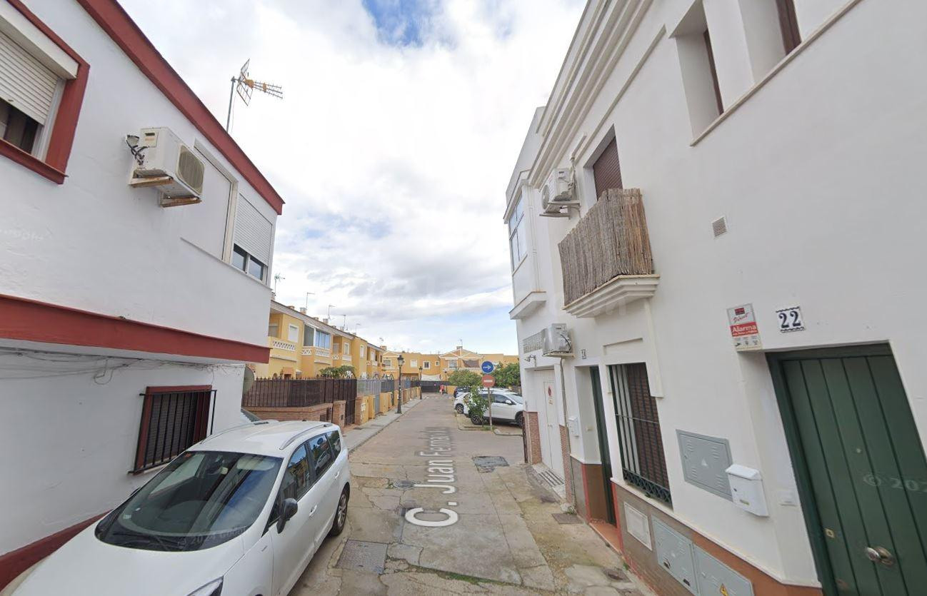 Se vende casa adosada OKUPA en Ayamonte (Huelva).