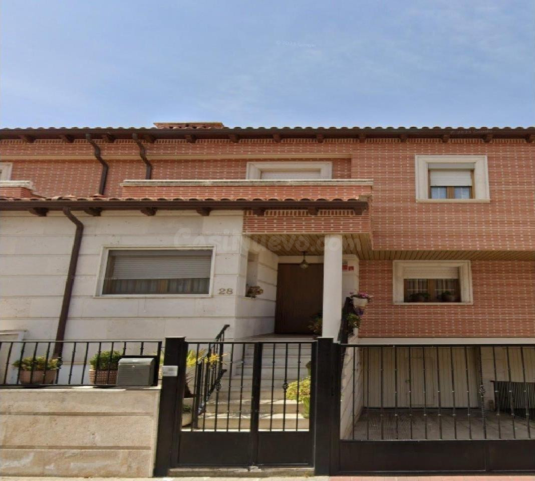 Se vende casa adosada OKUPADA en Calle Avelino Hernández Lucas 28 de Laguna de Duero (Valladolid).