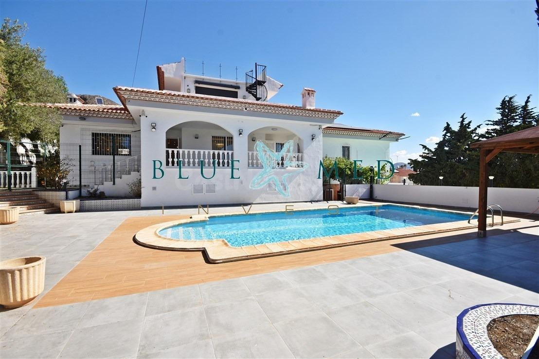 IMPRESIONANTE CHALET CON PARCELA Y VISTAS EN BOLNUEVO