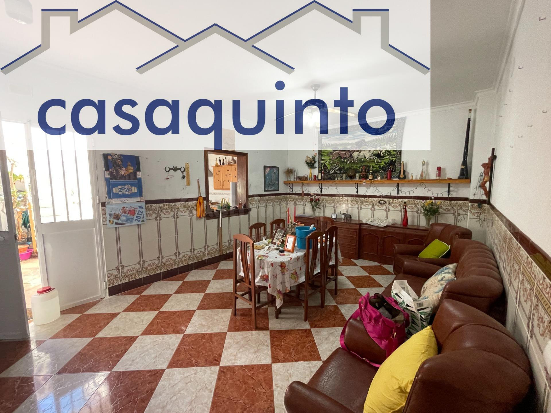 Amplia casa adosada en Lantejuela con patio, cochera y terraza