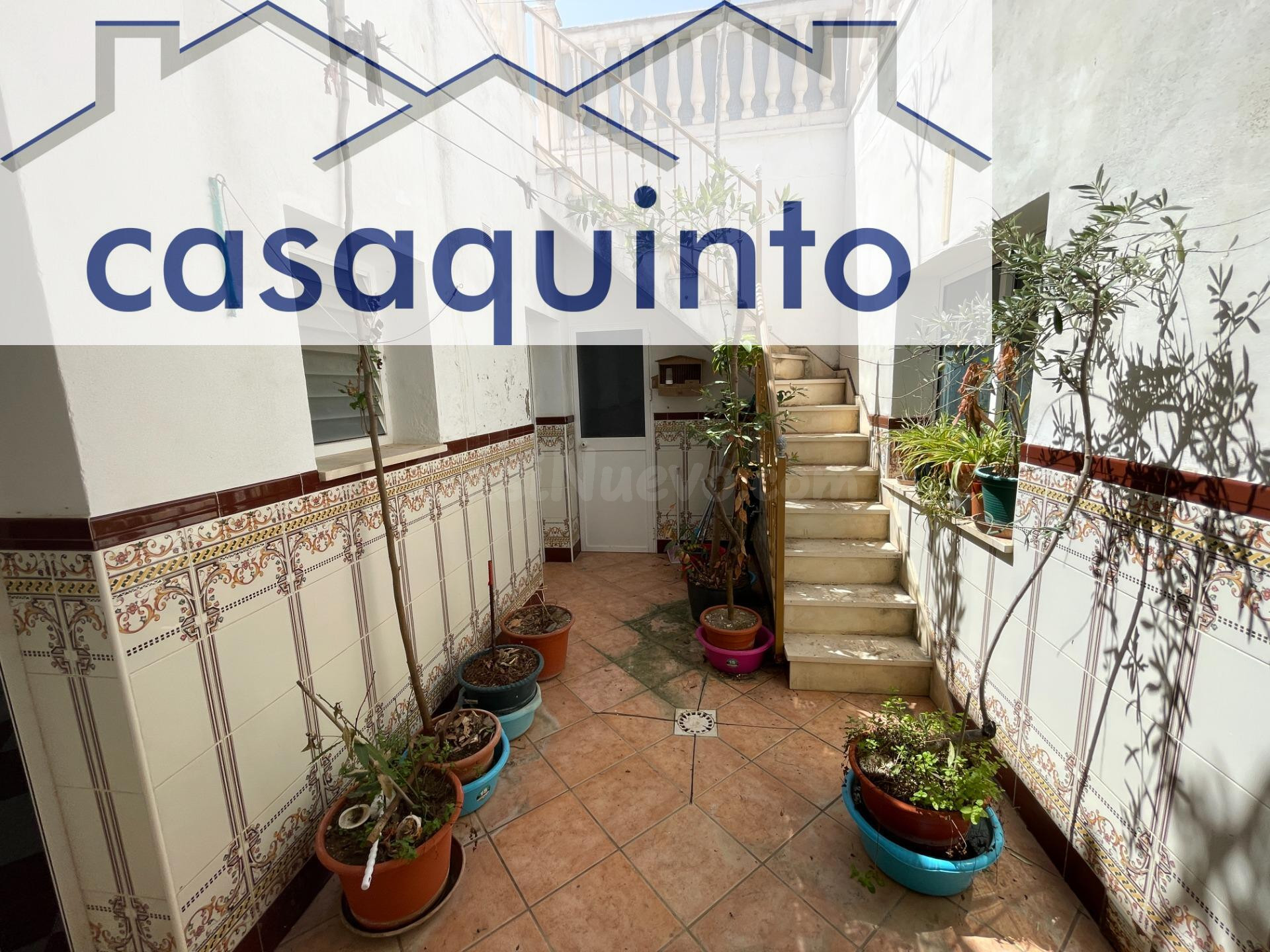 Amplia casa adosada en Lantejuela con patio, cochera y terra - foto 2