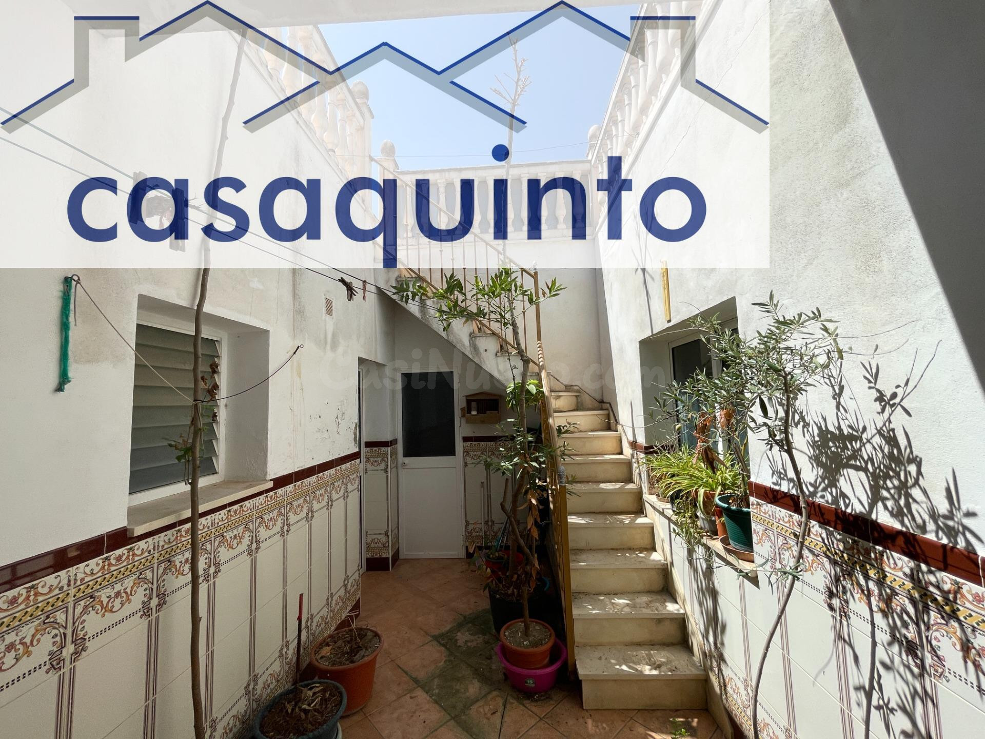 Amplia casa adosada en Lantejuela con patio, cochera y terra - foto 3