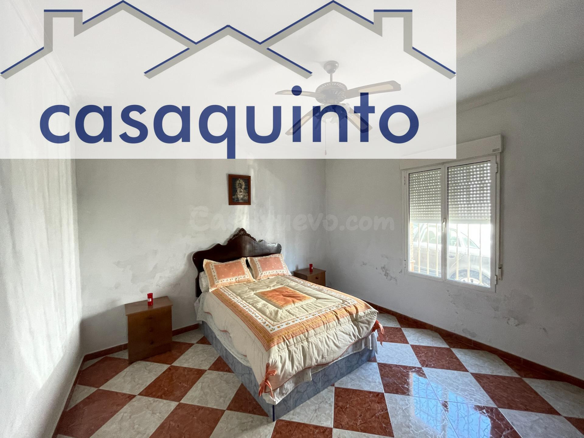 Amplia casa adosada en Lantejuela con patio, cochera y terra - foto 5