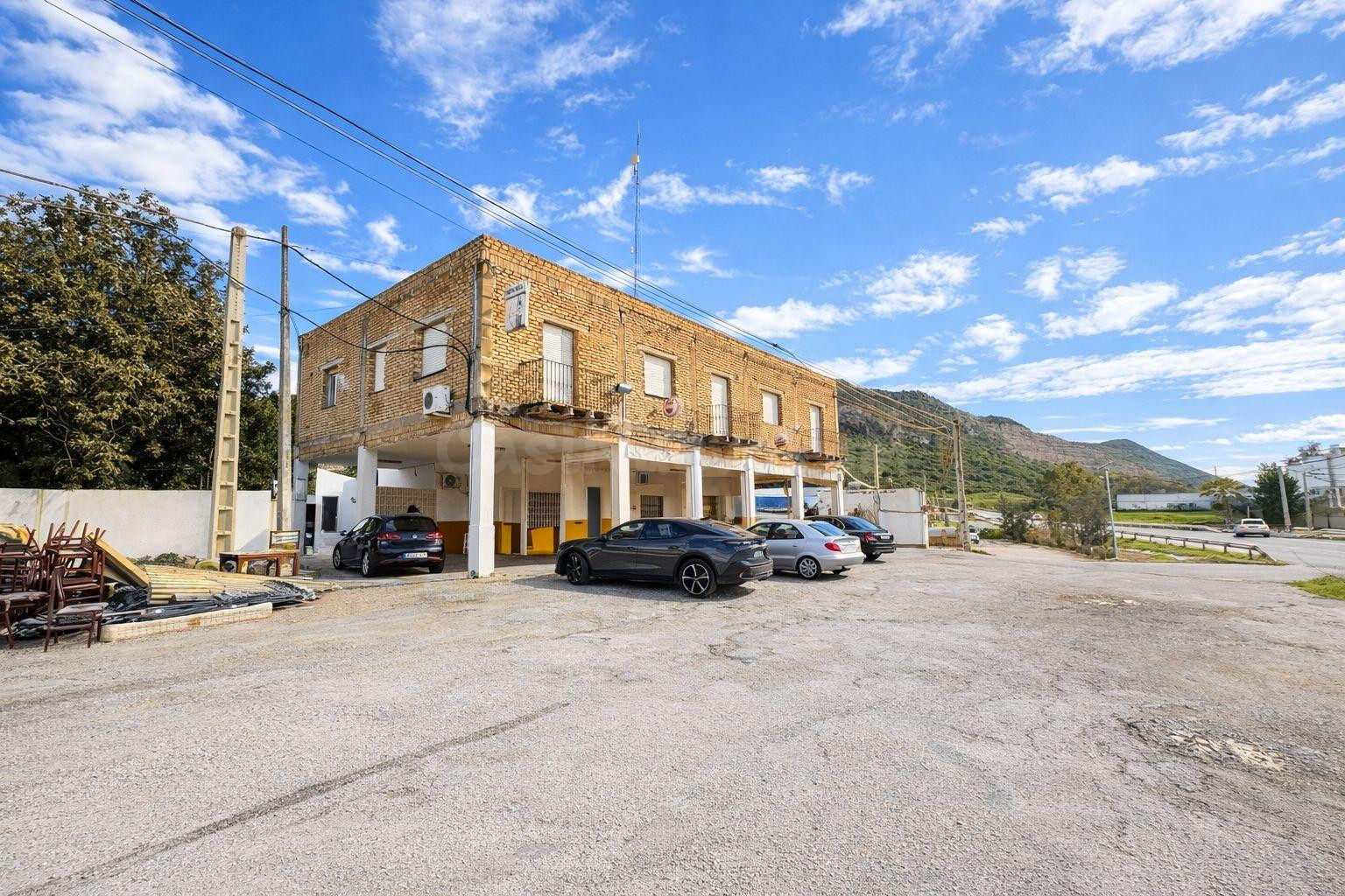 Edificio con restaurante, vivienda, piscina y gran jardín – oportunidad única de inversión