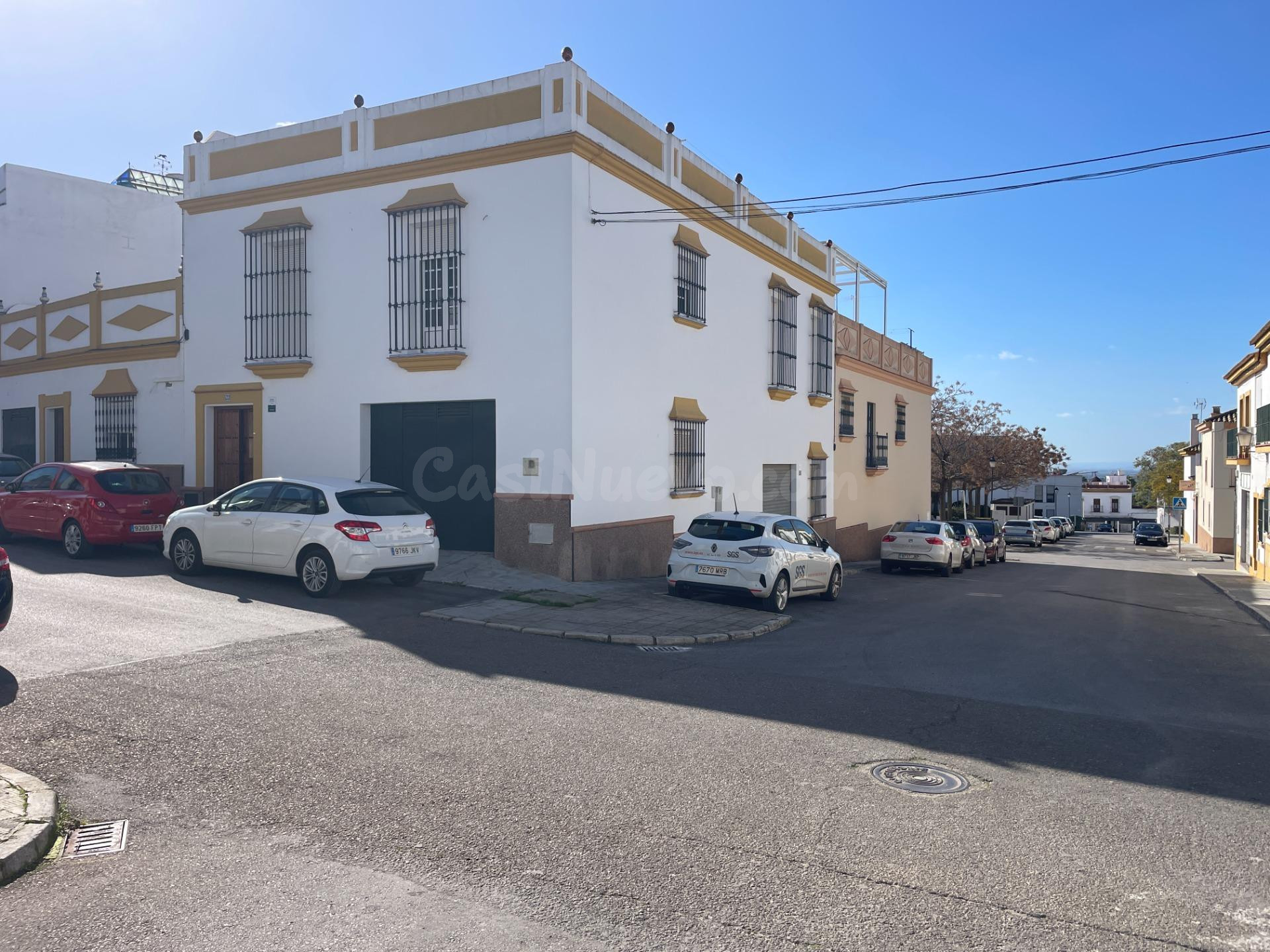 Gran casa familiar más local comercial y cochera en zona Necrópolis – Carmona