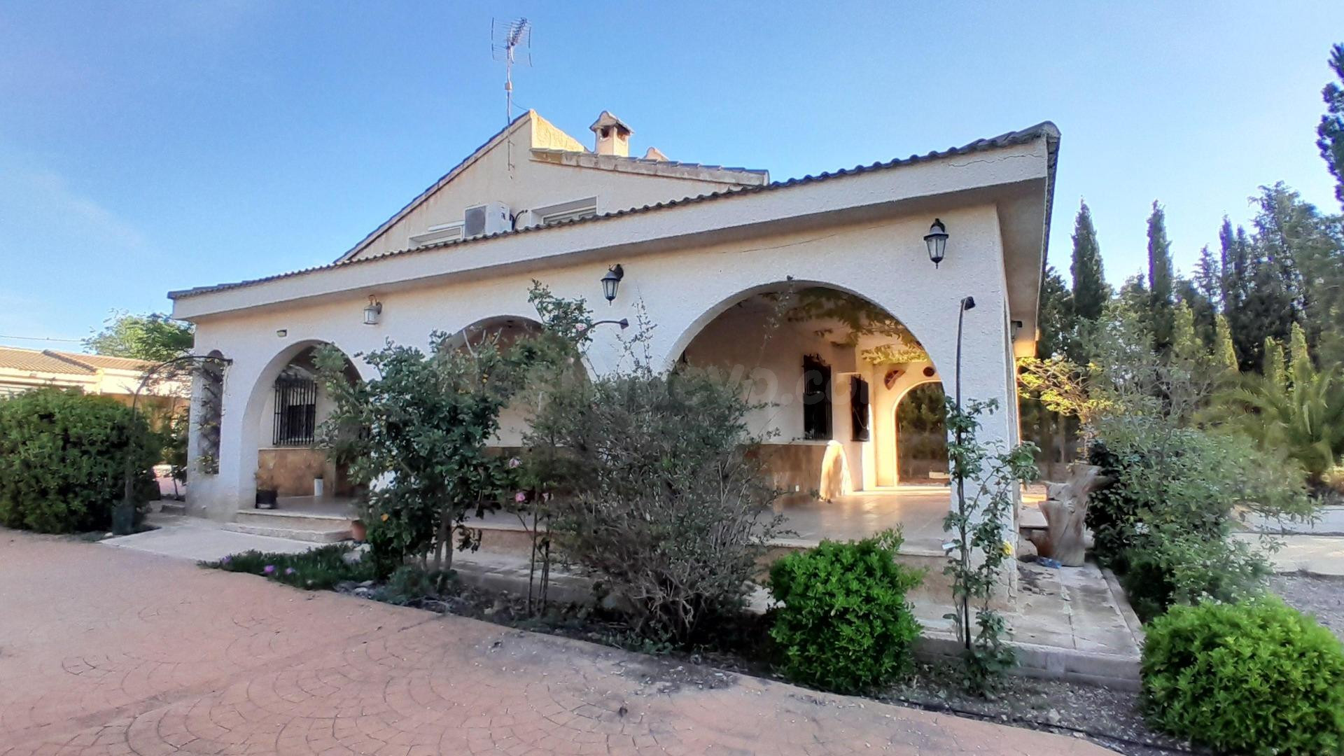 ENCANTADOR CHALET CON PISCINA EN YECLA