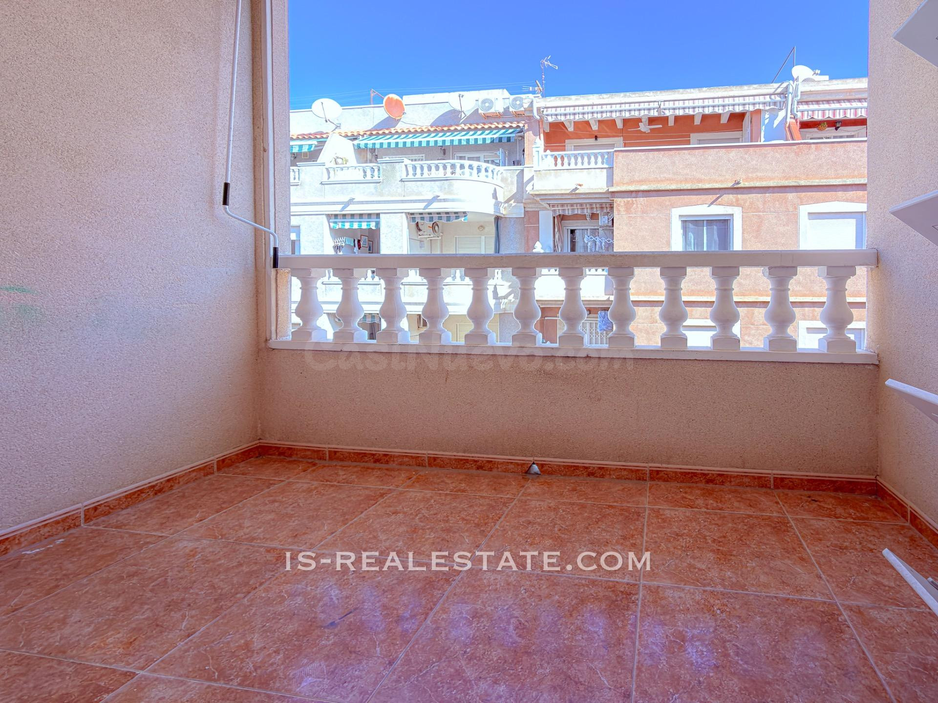 Oportunidad! Apartamento en planta 4 con amplia terraza y piscina comunitaria (600 mts playa)