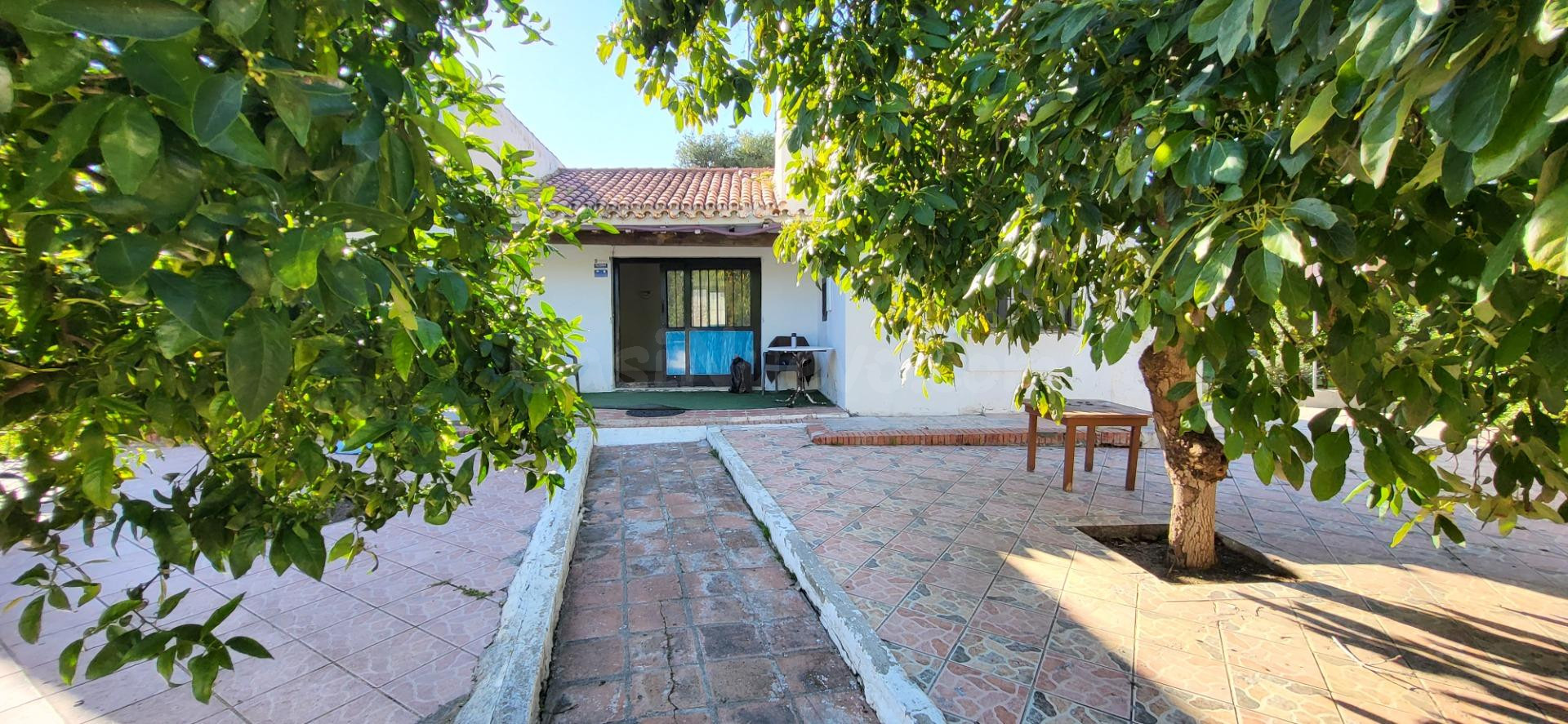 Chalet independiente en primera línea de playa sobre parcela urbana de 550 m2 en Cancelada, Estepona