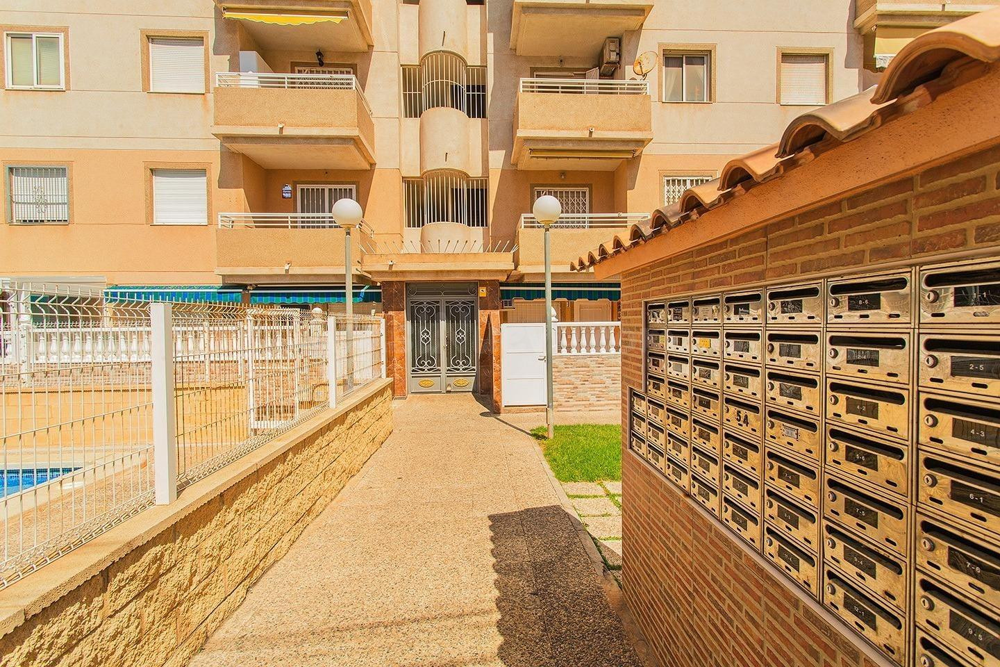 Elegante Apartamento de 2 Dormitorios Totalmente Reformado en Torrevieja con Vistas al Mar
