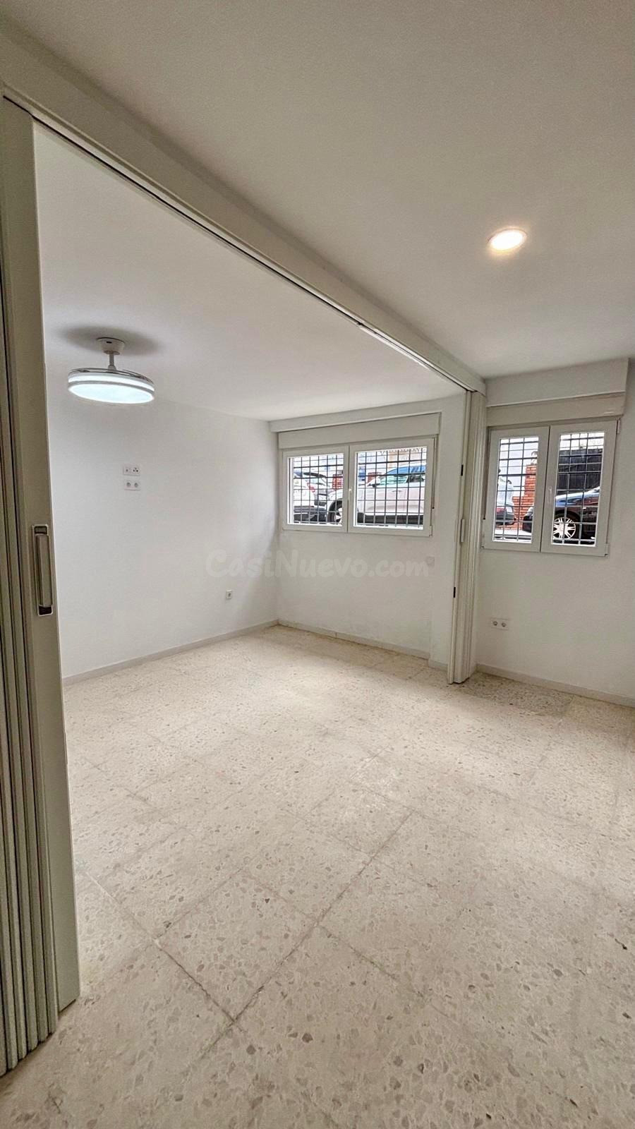 A. Ofrecemos  local transformado en vivienda en la zona de Barrio del Naranjo, completamente reformado y listo para entrar a vivir.