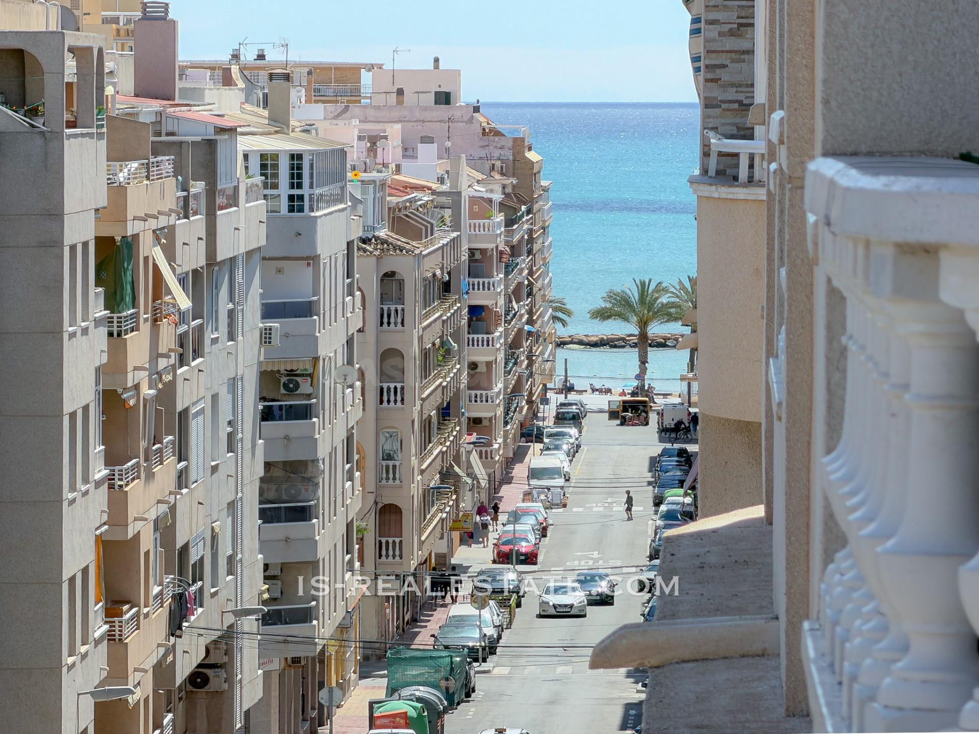 Playa del Cura! Acogedor apartamento con excelente distribución de espacios y terraza amplia con vistas laterales al mar