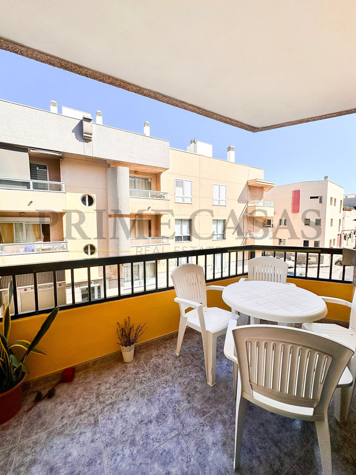 PISO EN PLAYA ARINAGA CON BALCON Y DOS DORMITORIOS
