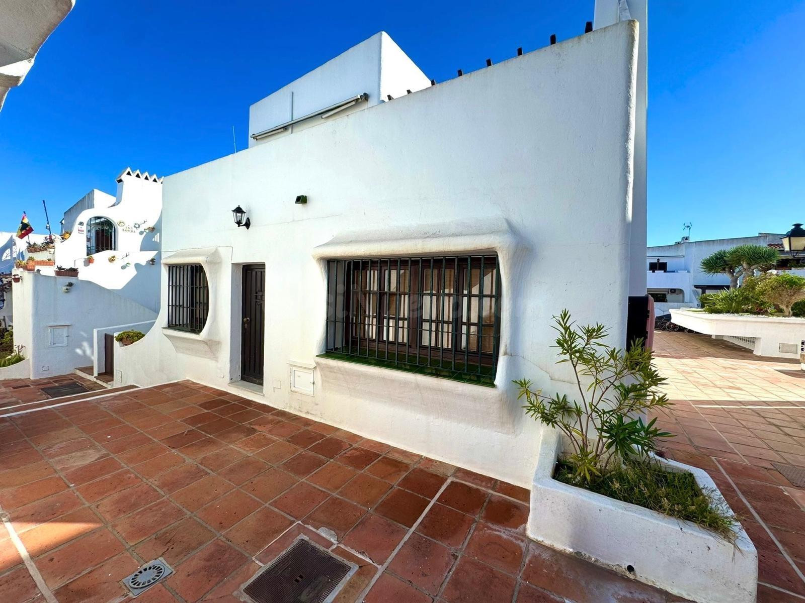¡Encantadora casa de estilo andaluz junto al mar en Puerto de la Duquesa!