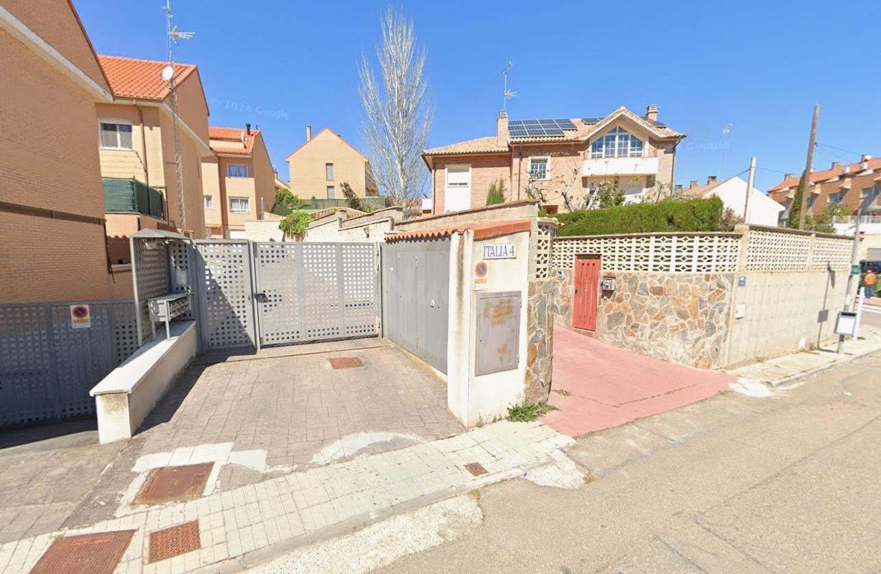Se vende casa adosada OKUPA en Italia, María de Huerva (Zaragoza).